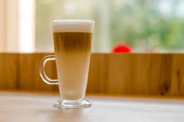 Piękne Wysokie Przezroczyste Szkło Uchwytem Zawierającym Napój Kawowy Latte Stole — Zdjęcie stockowe