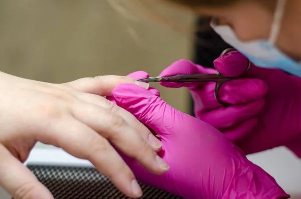 Vrouwelijke Manicure Roze Handschoenen Werkt Met Jonge Handen Nagels Onder — Stockfoto