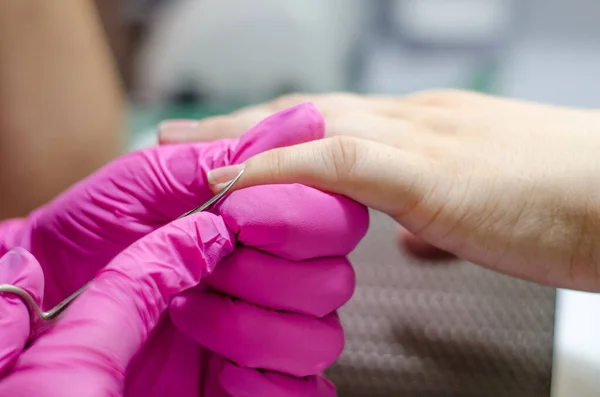 Vrouwelijke Manicure Roze Handschoenen Werkt Met Jonge Handen Nagels Onder — Stockfoto