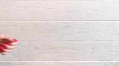 Pembe manikürlü ince bir kadın reaksiyonu seçer ve parmağını aşağı indirir.