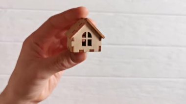 Evi yangından korumak, ahşap bir ev, beyaz arka planda yanan kibrit, sigorta.