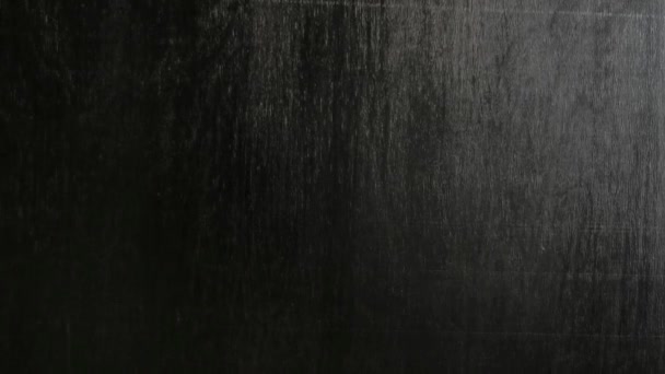 Женская Рука Показывает Деревянный Дом Черном Фоне Концепцию Выбора Жилья — стоковое видео