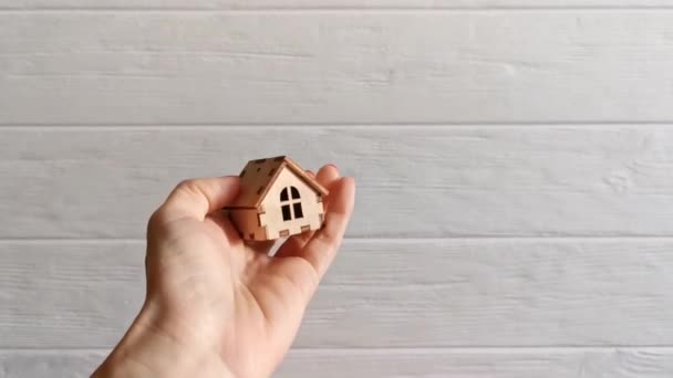 Bir Ahşap Bir Evi Kendi Evini Satın Alma Kiralama Konseptine — Stok video