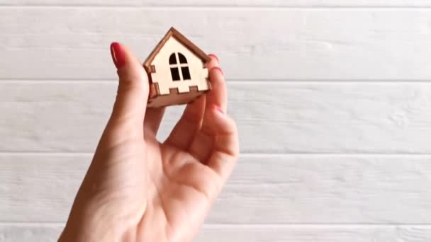Bir Ahşap Bir Evi Kendi Evini Satın Alma Kiralama Konseptine — Stok video