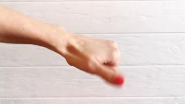 Жіноча Тонка Рука Рожевим Манікюром Вибирає Реакцію Великі Пальці Вгору — стокове відео