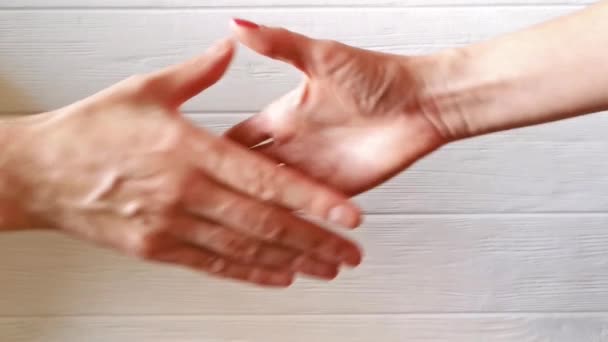 Γυναίκα Λεπτό Χέρι Ένα Ροζ Μανικιούρ Σφίγγει Ένα Χέρι Mans — Αρχείο Βίντεο