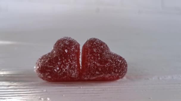 Két Piros Zselés Cukorka Szív Fehér Háttérrel Fény Egy Zseblámpa — Stock videók