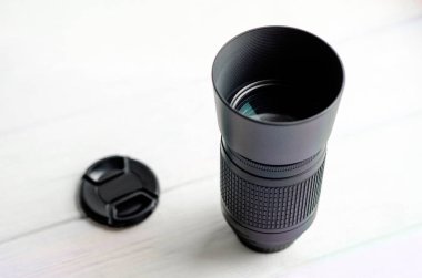 Beyaz arkaplanda bir kamera lensinin fotoğrafı, detayların makro fotoğrafçılığı