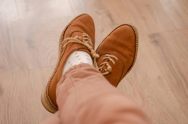 Sapatos Castanhos Calças Marrons Com Cadarço Meias Bolinhas Brancas Pernas — Fotografia de Stock