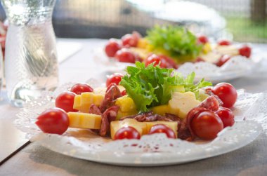 Akşam yemekleri, gün ışığında küçük sosisli peynir ve domatesli sandviçler.