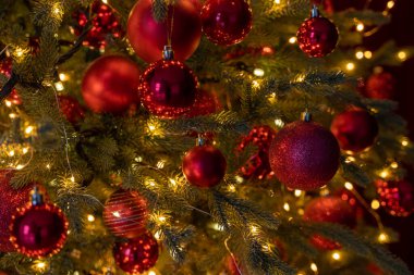 Kartpostallar için arka plan resmi, Noel ağacı yakın plan, altın toplar ve sarı ışıklar