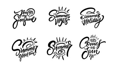 El çizimi yaz tatili cümleleri. Tişört tasarımı ve poster için siyah renkli harfler. Beyaz arkaplanda vektör ortamı izole edildi.