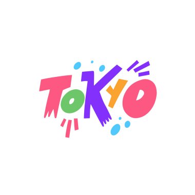 Elektrik mavisi ve morla kaplı canlı bir Tokyo logosu, beyaz bir tişörtün üzerinde daire şeklinde. Kalın yazı tipi ve grafikler moda aksesuarlarını öne çıkarıyor.