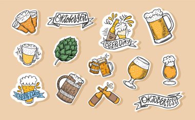 Oktoberfest ve şenlikli kutlamalar için mükemmel renkli ve canlı bir bira seti çıkartması koleksiyonu.