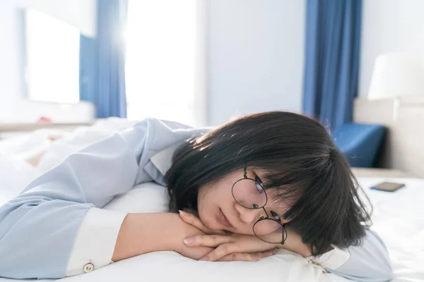 Wanita Berkacamata Asia Berbaring Sisinya Tempat Tidur Pagi Hari — Stok Foto