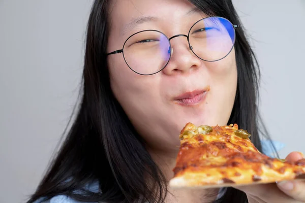 Gelukkig Bril Aziatisch Jong Vrouw Eten Pizza Wit Achtergrond — Stockfoto