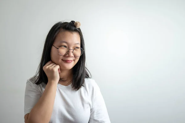Asiático Glassese Woman Está Tocando Sua Bochecha Pensando Algumas Coisas — Fotografia de Stock