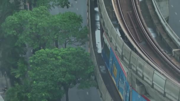 2021年8月26日 バンコク トランジット システム Bts ラッチャダムリ駅とサイアム駅の間の空の鉄道で運転されている タイのバンコク — ストック動画