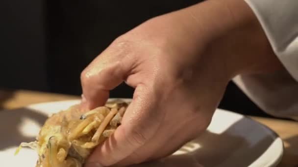 Şef Dev Nehir Karideslerini Çıplak Elleriyle Mutfak Makasıyla Oyuyor — Stok video