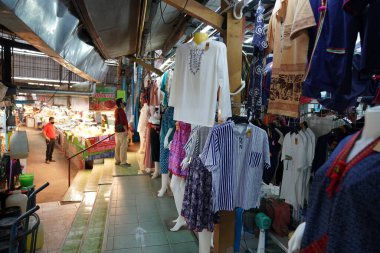 Lampang, Tayland - 28 Mar 2021, Kad Tung Kwain Market 'teki Küçük Kumaş dükkanının önünde Yerel Kumaş Sergisi. Kuzu eti, Tayland.