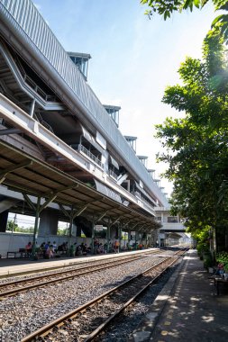 Bangkok, Tayland - 26 Sep 2020, Ladkrabang Tren İstasyonu Platformu çevresindeki yerel halk, Bangkok, Tayland ulaşımı için treni beklediler..