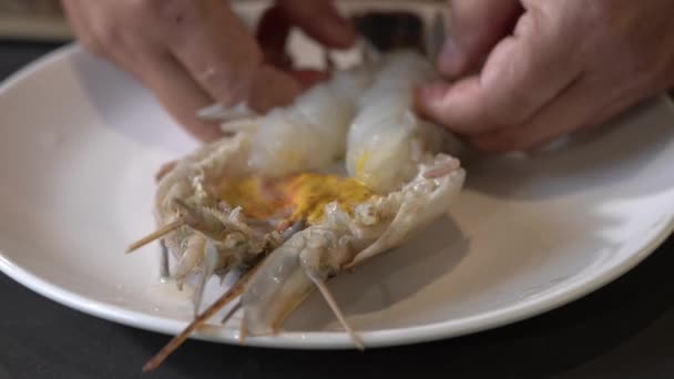 把大虾排在白菜上 准备下一步的烹调 — 图库视频影像