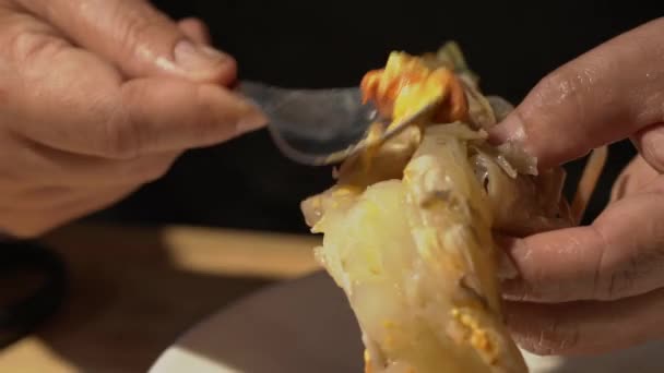 将虾仁从原料中分离出来 准备下一步的烹调 — 图库视频影像