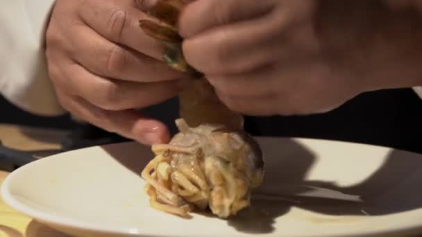 Şef Dev Nehir Karideslerini Çıplak Elleriyle Mutfak Bıçağıyla Oyuyor — Stok video