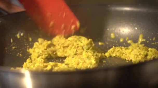 緑のカレースパイスタイ料理は鍋に煮込まれる前にパンのココナッツミルクで揚げられました — ストック動画