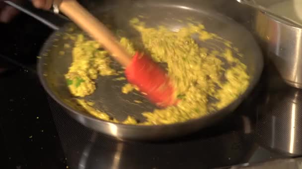 Spezie Verdi Curry Thai Food Sono Stati Fritti Con Latte — Video Stock