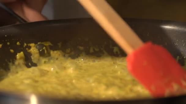 Vihreä Curry Mausteet Thai Food Paistettiin Kookosmaidolla Pannulla Ennen Keittämistä — kuvapankkivideo