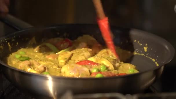Groene Curry Specerijen Thai Food Werden Gebakken Met Kokosmelk Pan — Stockvideo