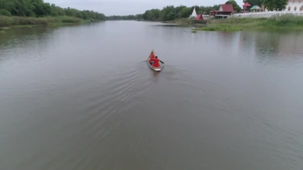 Munkar Rodde Längs Floden För Att Emot Allmosor Morgonen — Stockvideo