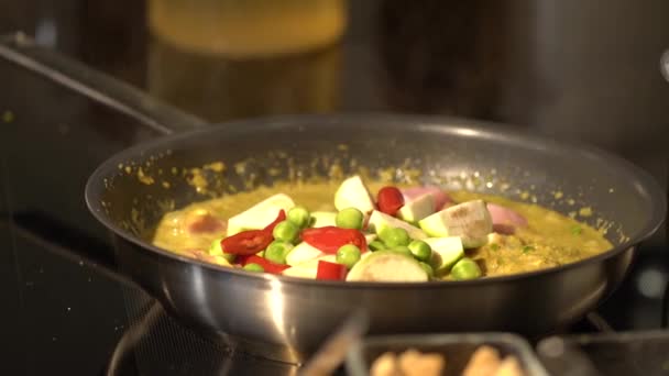 Groene Curry Specerijen Thai Food Werden Gebakken Met Kokosmelk Pan — Stockvideo