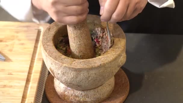 Chef Batendo Pasta Camarão Picante Uma Argamassa Pedra Marrom — Vídeo de Stock