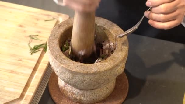 Chef Martelant Pâte Crevettes Épicée Dans Mortier Pierre Brune — Video
