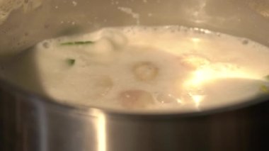 Hindistan cevizli sütle Tayland usulü tavuk çorbası pişiriyorum. Tavuğu kaynayan kaba koy..