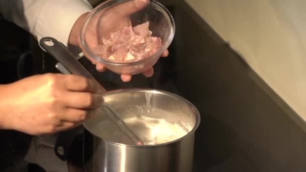 Kochen Thai Hühnersuppe Kokosmilch Hühnchen Siedenden Topf Geben — Stockvideo