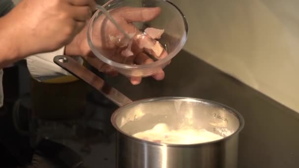 ココナッツミルクでタイチキンスープを調理 煮込み鍋に鶏肉を入れる — ストック動画