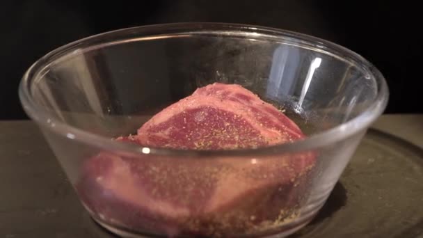 牛肉ステーキのマリネにスパイスと油をボウルに入れ 一晩冷蔵庫で — ストック動画