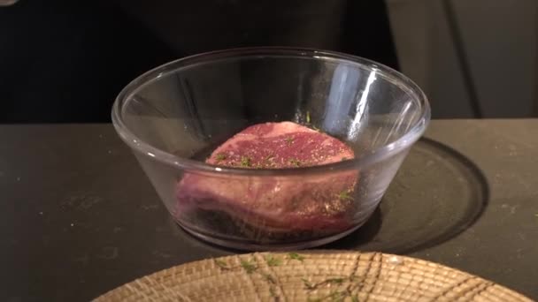 Baharatlı Yağlı Marine Edilmiş Biftek Kasesi Bir Gecede Soğutulmuş — Stok video