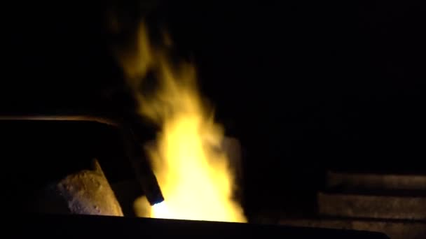 钢厂强度正方形贮物箱内熔化黄金或任何类型钢的管子中的火梁探测 — 图库视频影像