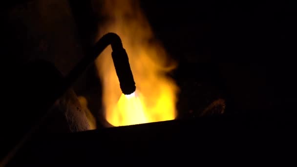 Haz Fuego Explora Desde Tubo Que Derrite Oro Cualquier Tipo — Vídeos de Stock