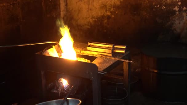 钢厂强度正方形贮物箱内熔化黄金或任何类型钢的管子中的火梁探测 — 图库视频影像