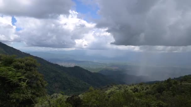 タイ北部のオムコイ地方では雨が降っていませんでしたが 他の山の頂上からは雨が降っている地域を見ることができます — ストック動画