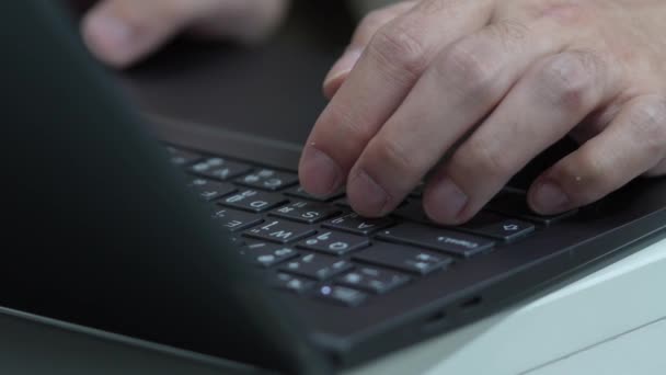 Homem Está Digitando Laptop Preto Fornecido Com Teclado Inglês Tailandês — Vídeo de Stock