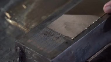 Pirinç damga makinesi, budist tapınağını daha iyi dekore etmek için pirinç levhalara baskı yapmak için kullanılır..