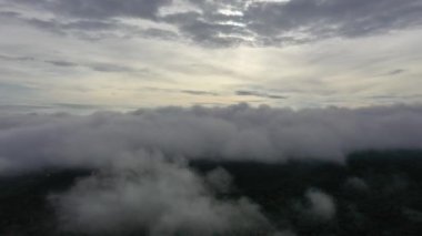 Bulutun üstünde orman manzarası ve A Birds 'ün gözünden küçük köyler var. Bu klip 2021 yılının Eylül ayında Tak eyaletinden kaydedildi..