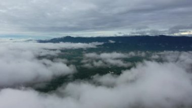 Bulutun üstünde orman manzarası ve A Birds 'ün gözünden küçük köyler var. Bu klip 2021 yılının Eylül ayında Tak eyaletinden kaydedildi..