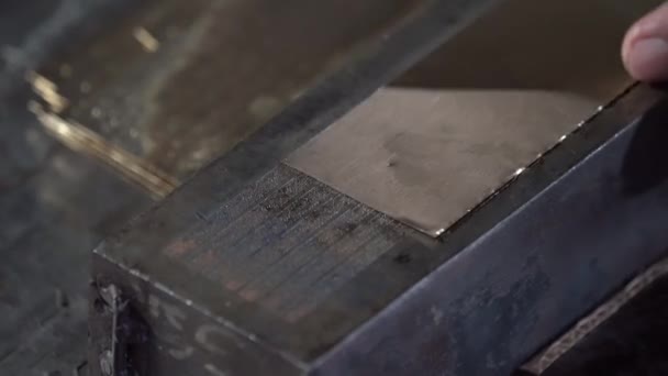 Μια Μηχανή Σφράγισης Ορείχαλκου Χρησιμοποιείται Για Αποτυπώσει Σχέδιο Ορειχάλκινα Πιάτα — Αρχείο Βίντεο